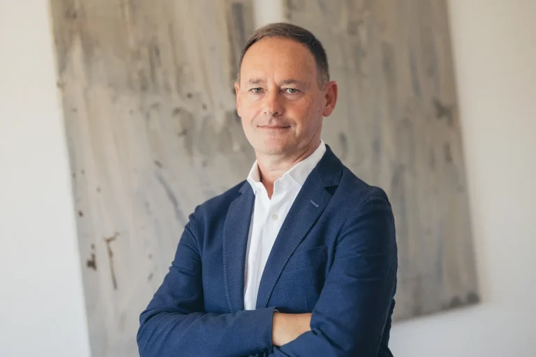 Federico Ridolfi, manager di Make Together, a braccia conserte